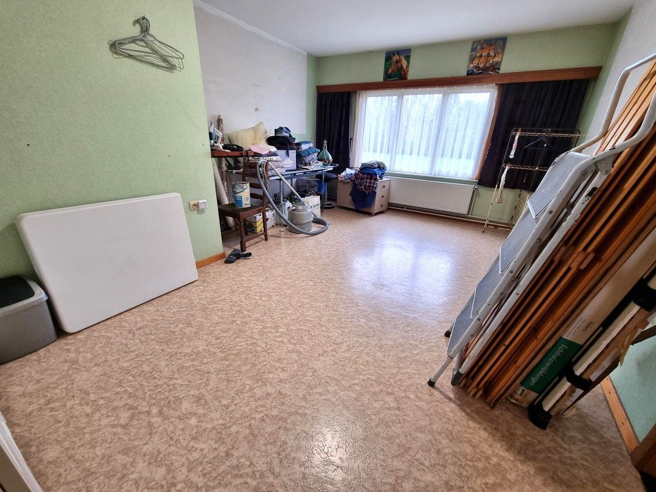 Zeer ruime woning, ideaal voor groot gezin met 6 slks, 2 woonkamers, 2 keukens, garage en groot bijgebouw. foto 10