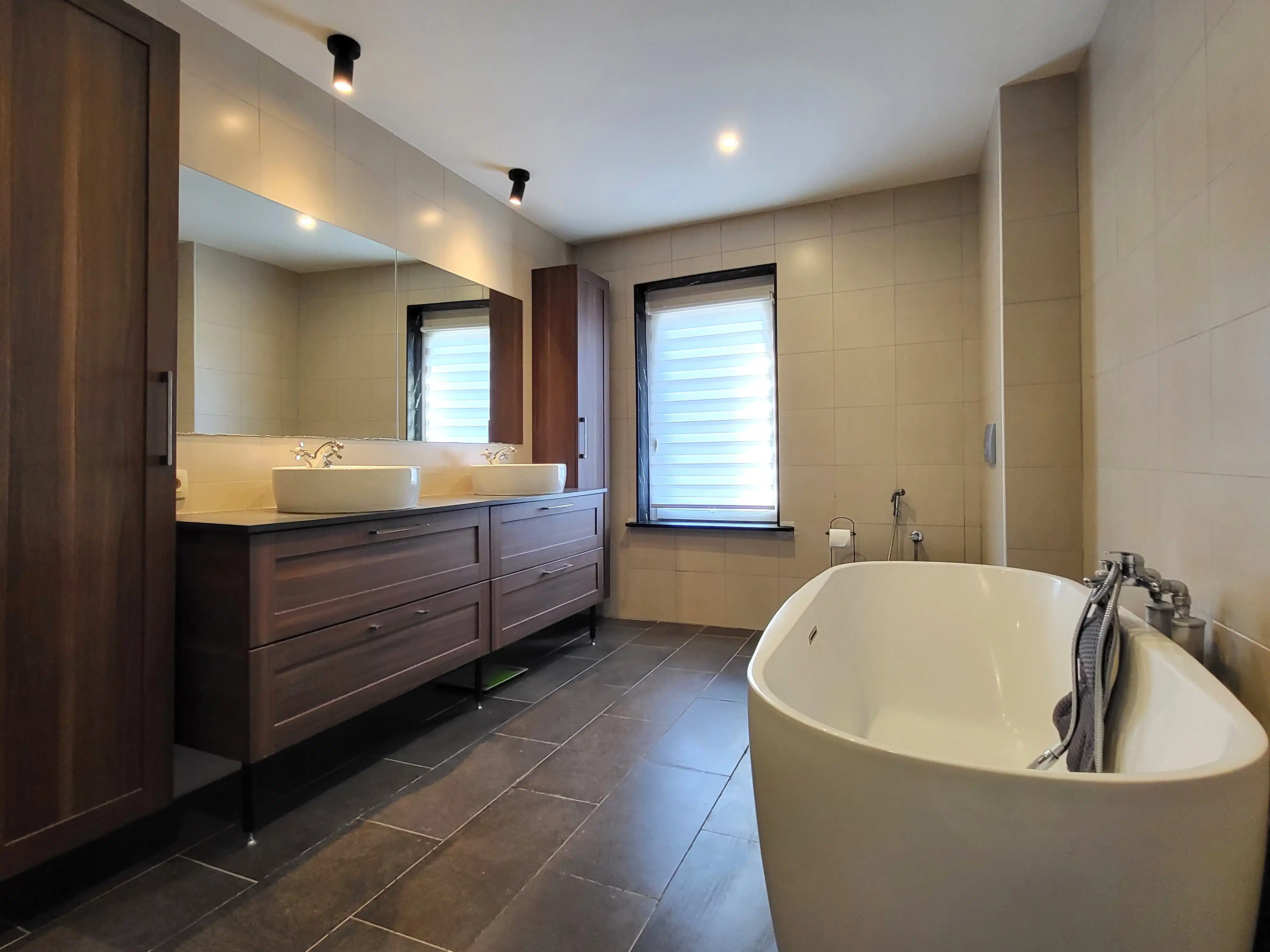 Ruime en karaktervolle gezinswoning op een perceel van 480 m² met zuidoostgerichte tuin, gelegen aan de centrumrand van Brakel.  foto 11