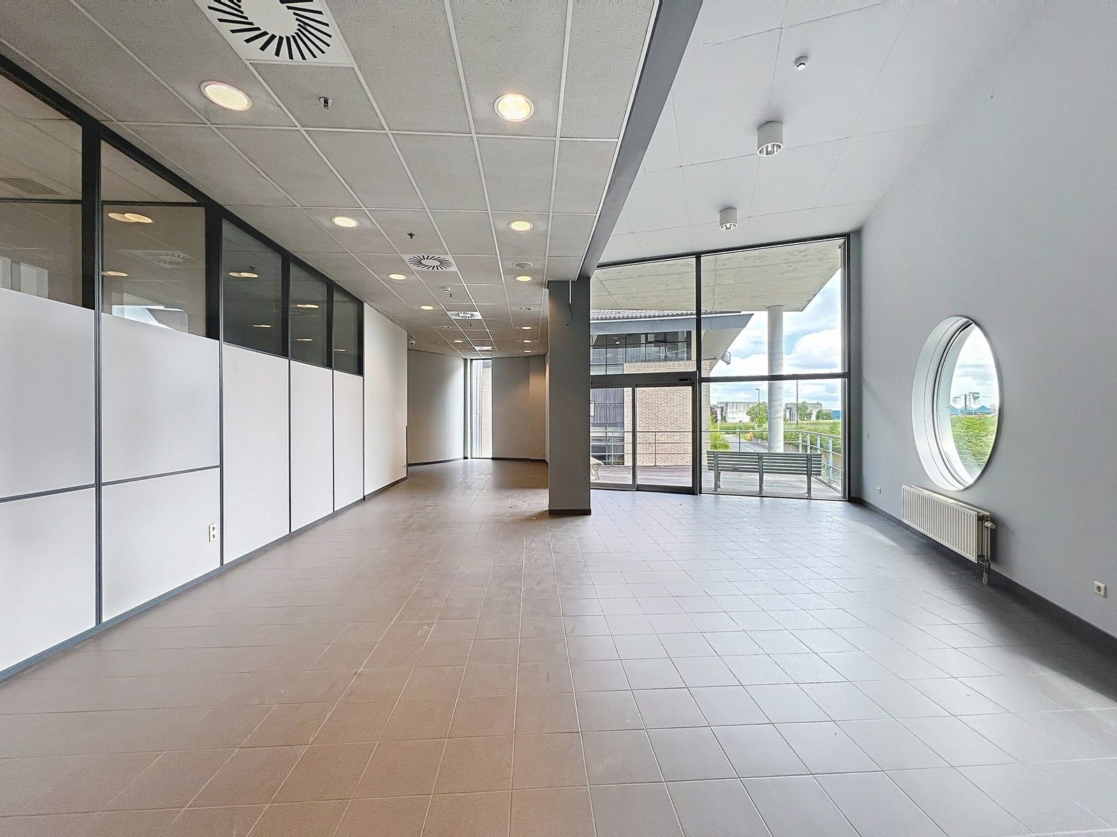 Goed gelegen LICHTRIJKE  kantoorruimte aan interessante voorwaarden nabij afrit Kortrijk-Oost E17. foto 6