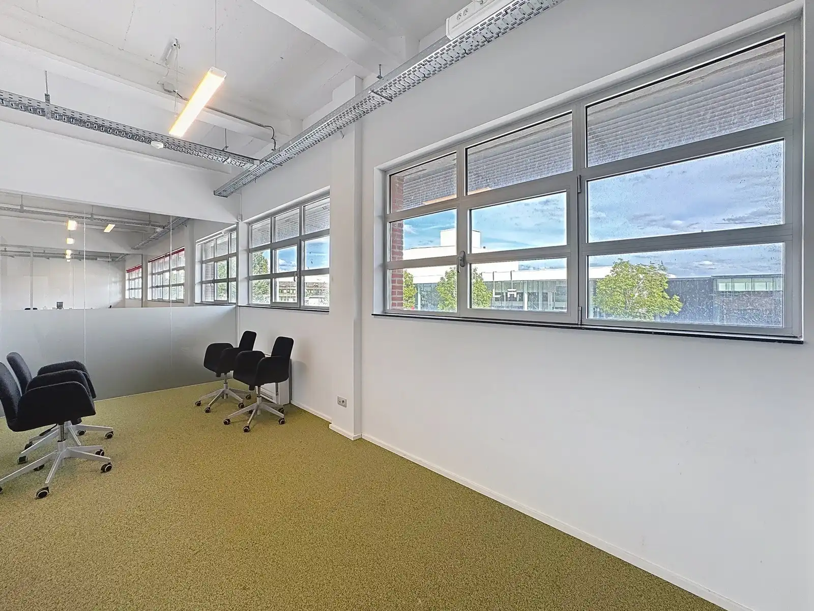 Betaalbare en instapklare KANTOORRUIMTE (220m²) voorzien van alle comfort (databekabeling, airco,...) met 7 private parkings. Vlot bereikbaar via Expresweg van Brugge! foto 9