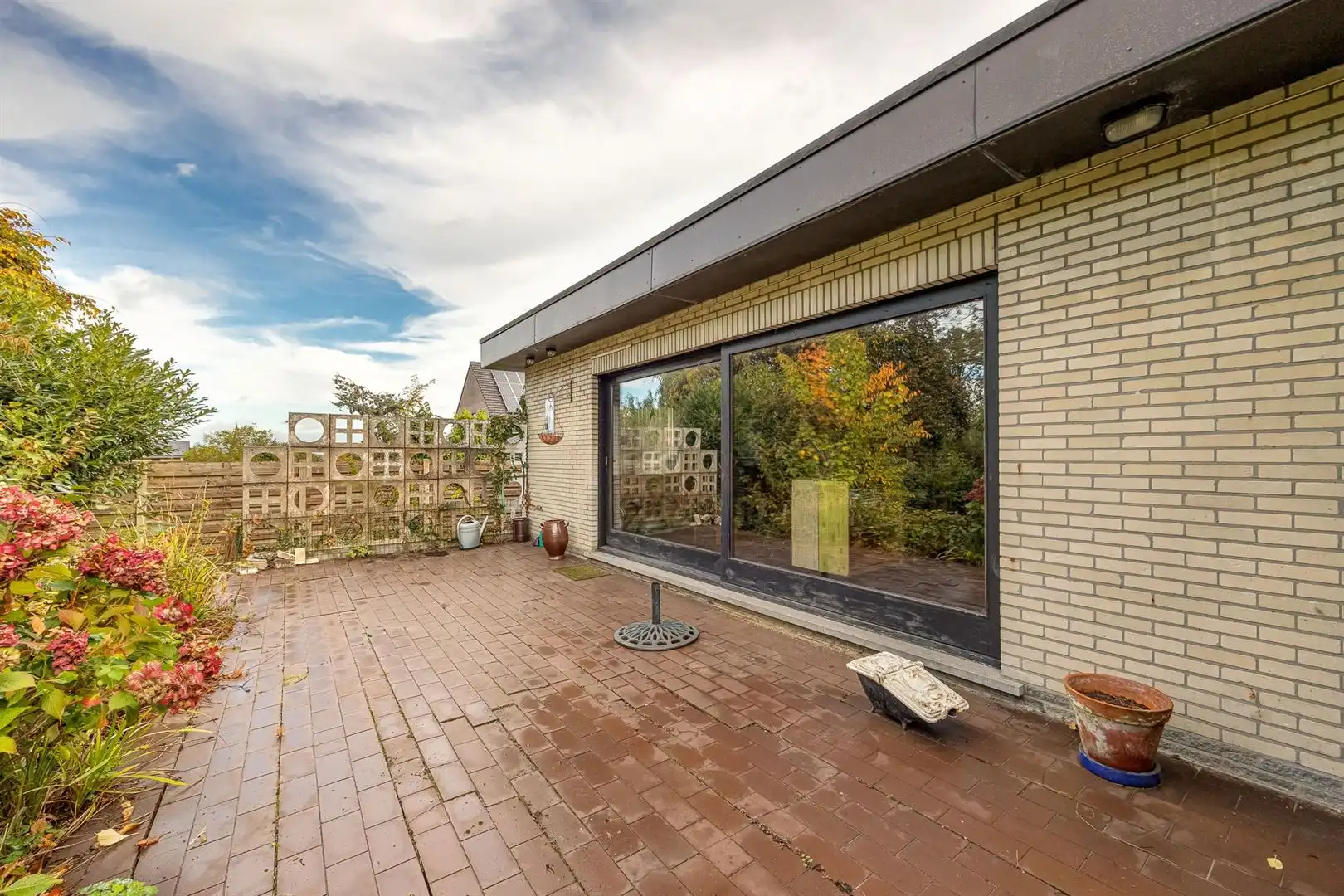 Charmante, te restaureren seventies-woning met 3 slpk. foto 16