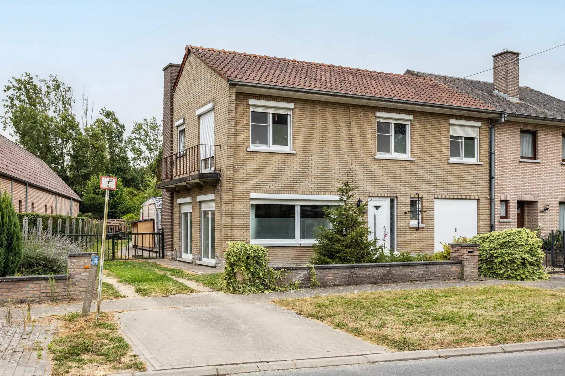 Leuke half-open bebouwing met grote tuin! foto 2