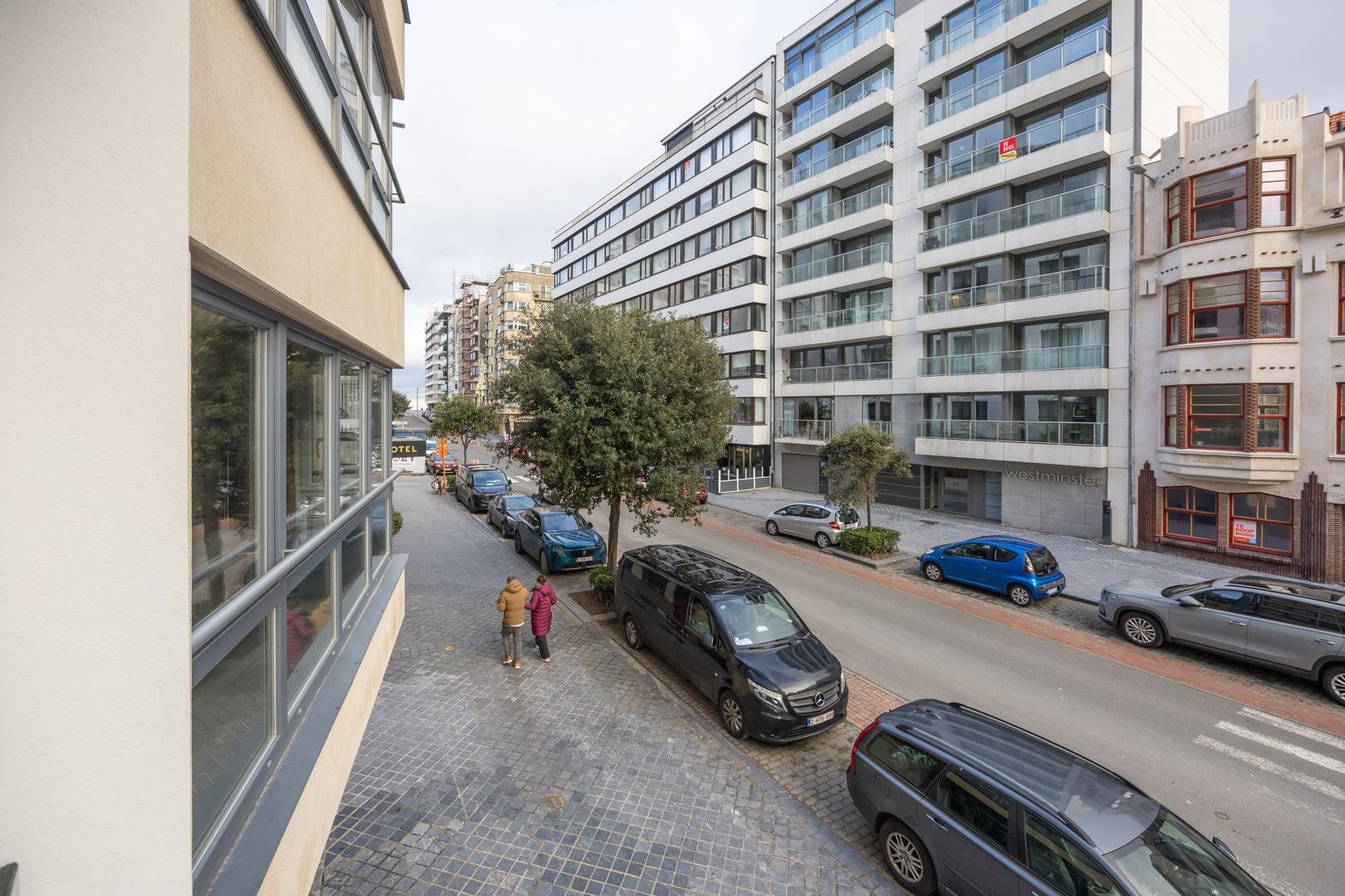 PRACHTIG, GEMEUBELD APPARTEMENT MET 2 SLAAPKAMERS NABIJ HET BRUISEND STADSCENTRUM foto 2