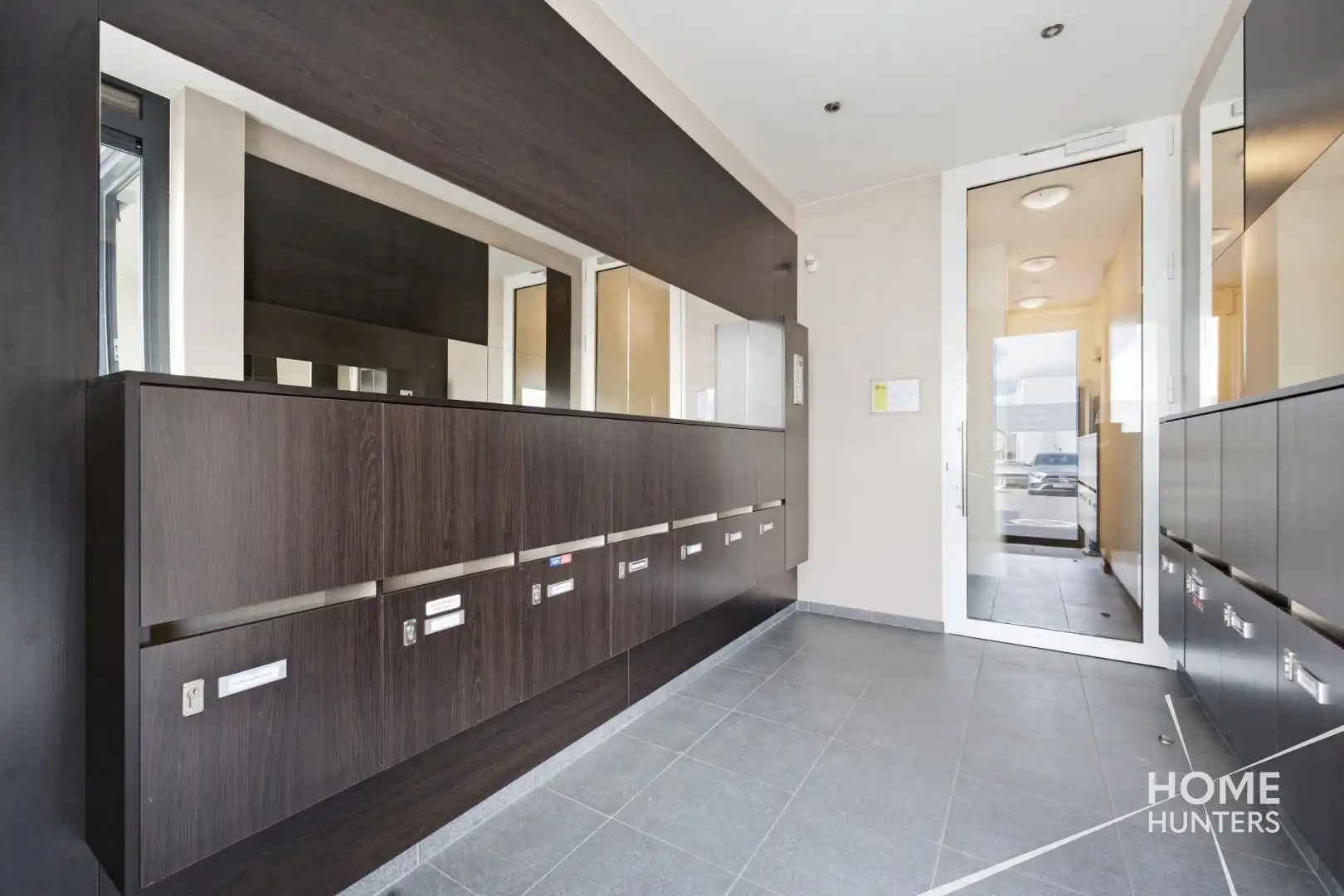 Ruim appartement met twee slaapkamers, een vernieuwde badkamer en 2 unieke terrassen.  foto 2