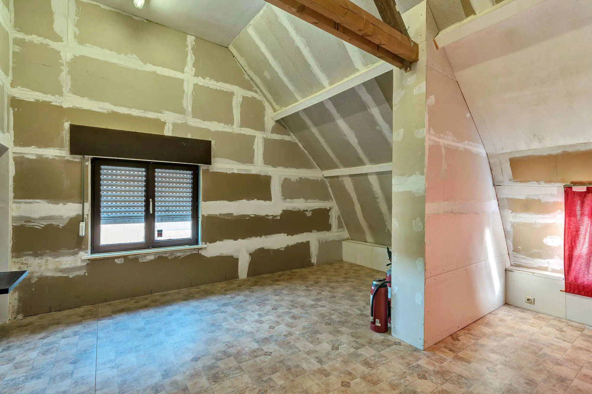 Te renoveren halfopen woning met ruime garage en grote tuin foto 13