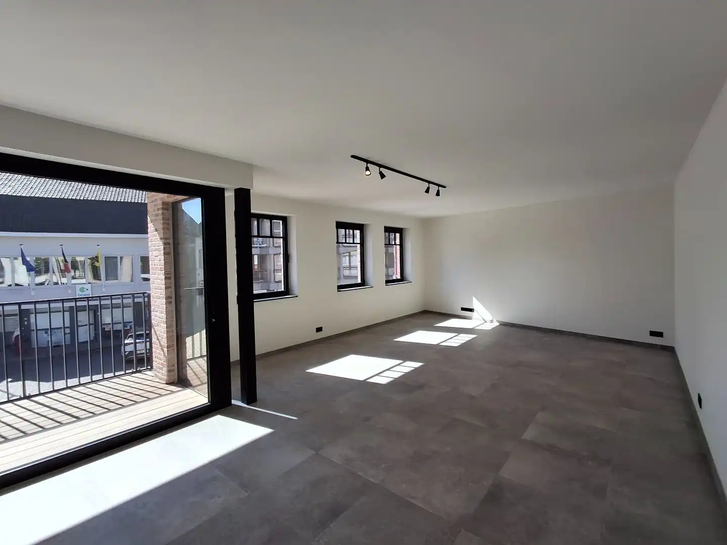 LICHTRIJK NIEUWBOUWAPPARTEMENT MET 2 SLPS | TERRAS EN AUTOSTAANPLAATS foto 4