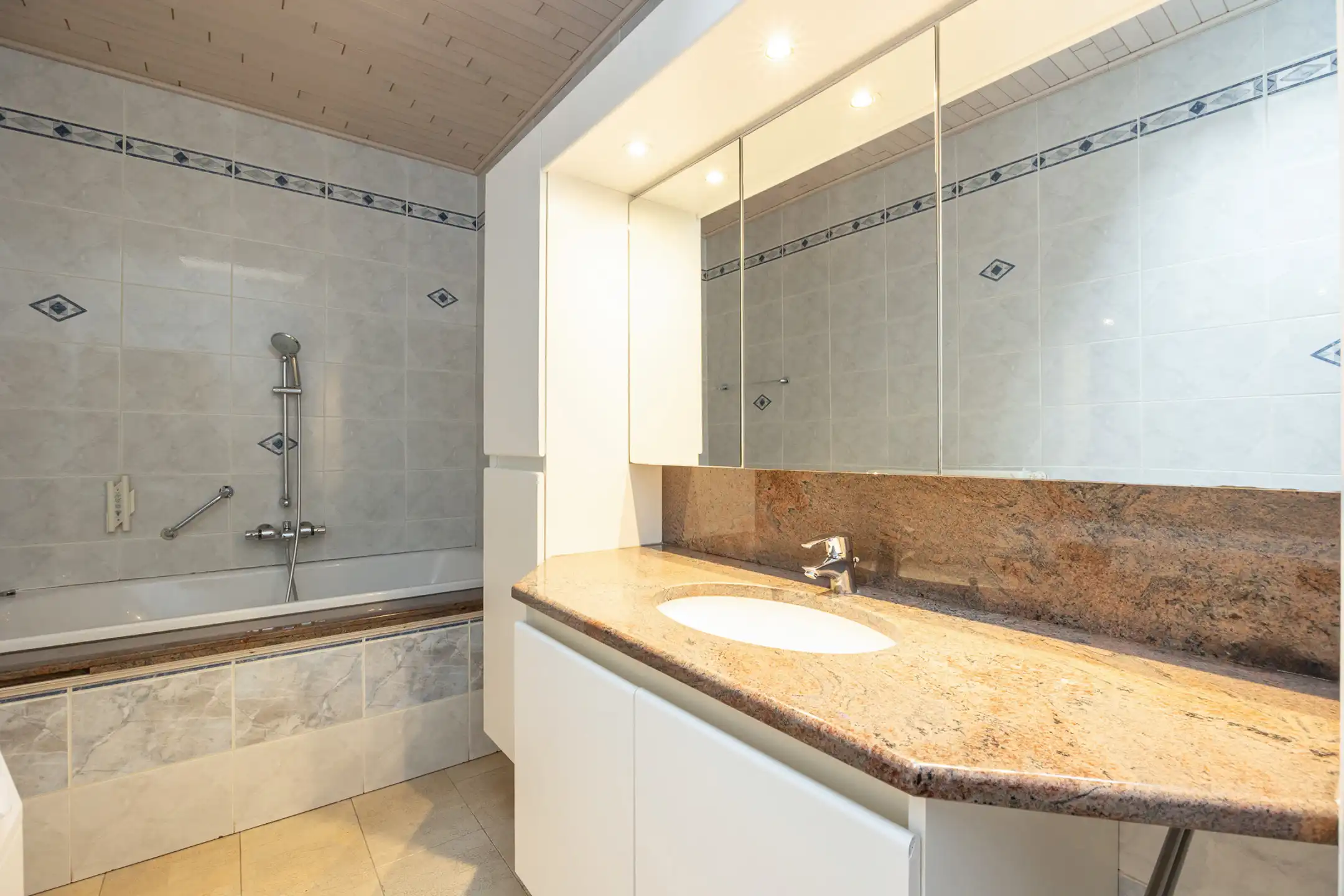 Te renoveren laagbouwwoning met 3 slpk te centrum Lichtaart! foto 13