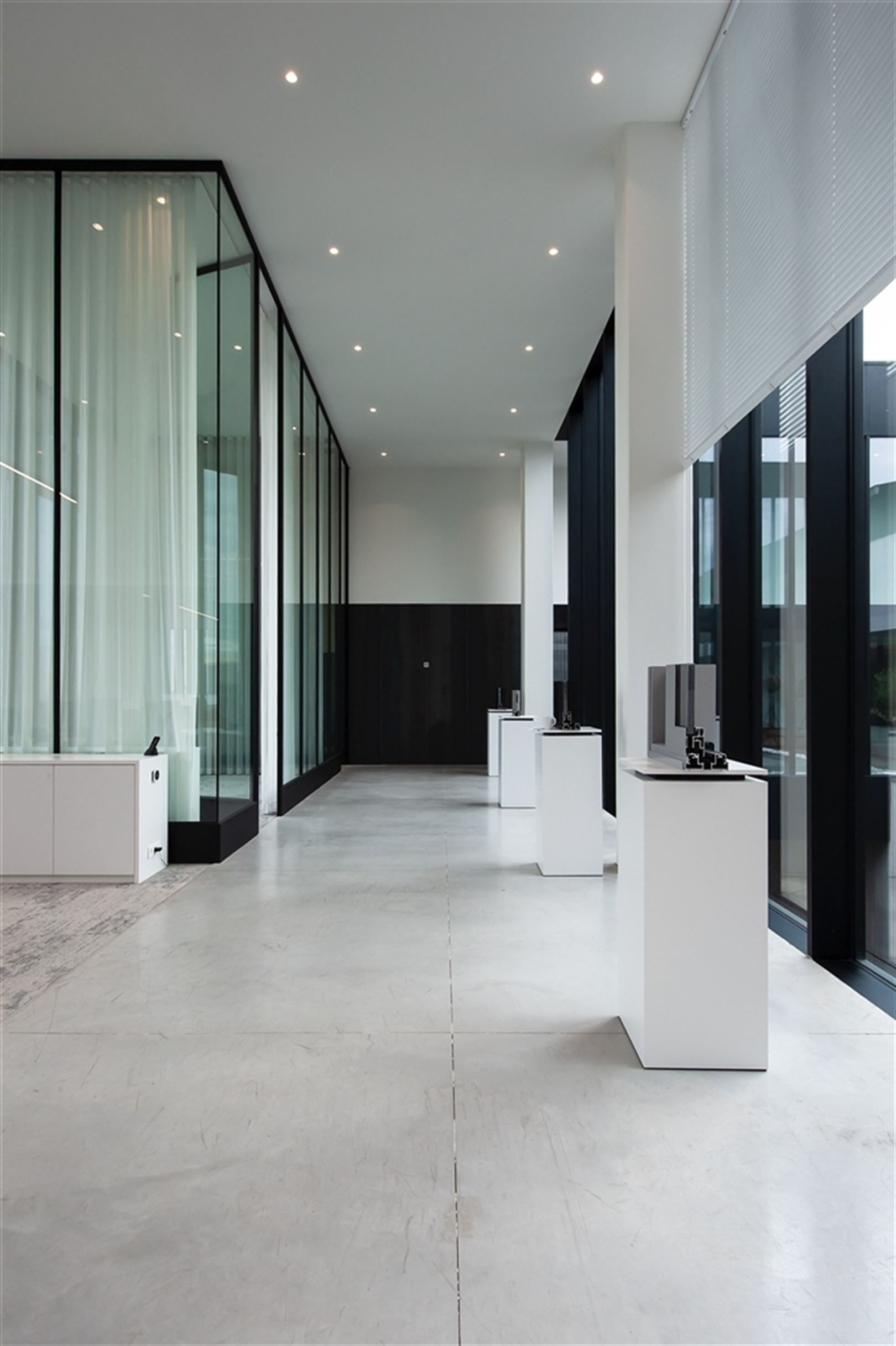 Modern bedrijfspand met kantoren te Harelbeke foto 17