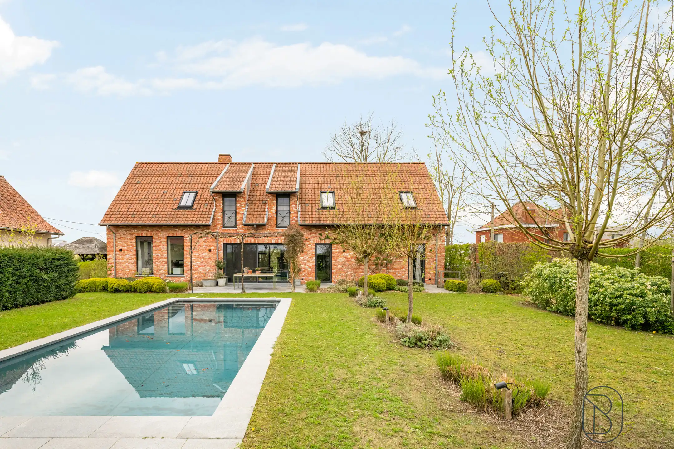 Unieke kans: prachtige woonst met zwembad + bedrijfsgebouw foto 11