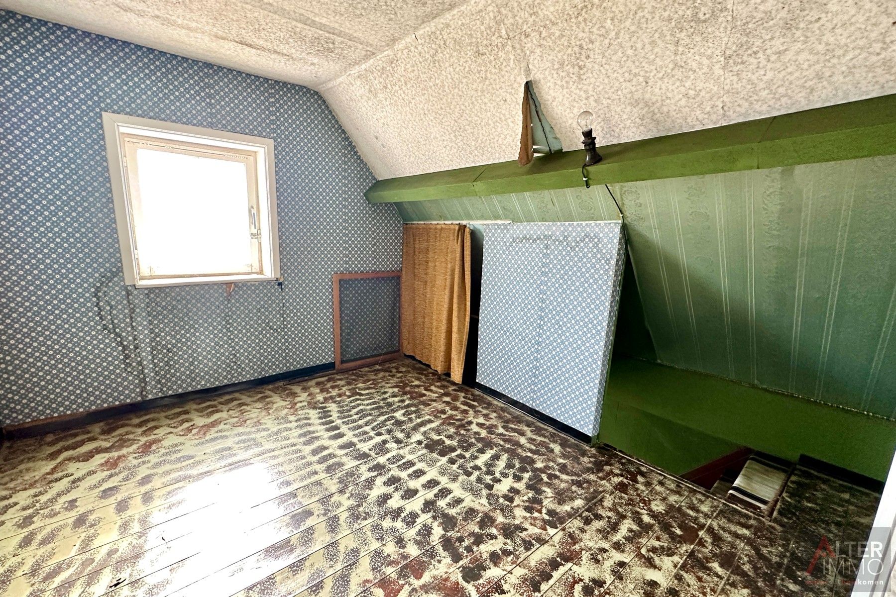 Te renoveren woning uit 1949 met achterbouw en garage op een hoekperceel van 5a 24ca. Deze open bebouwing ligt in een residentiële buurt. foto 17