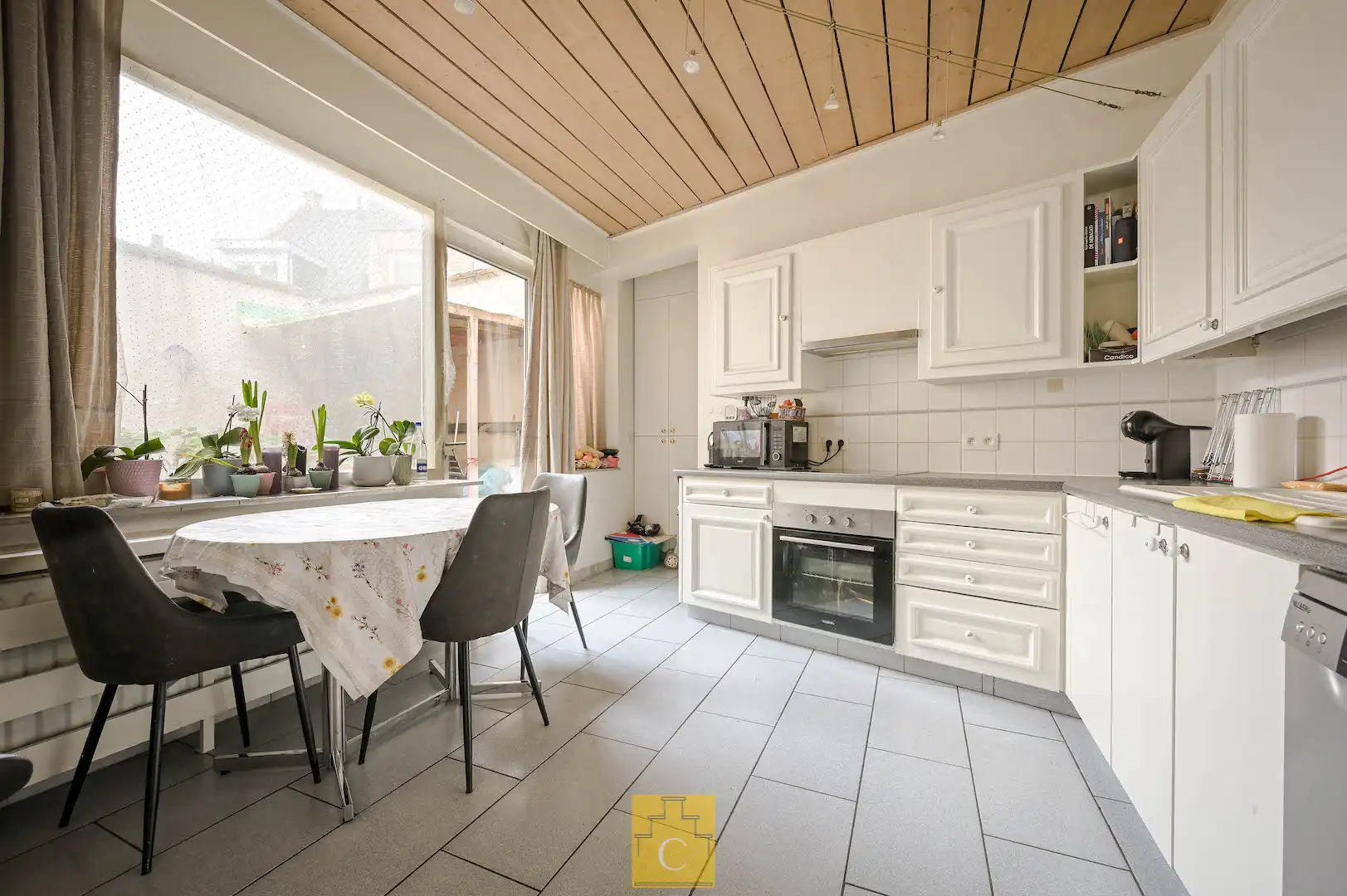 Brugs huis in de schaduw van Jeruzalemkerk, authentieke 16e-17e eeuwse gevel foto 5