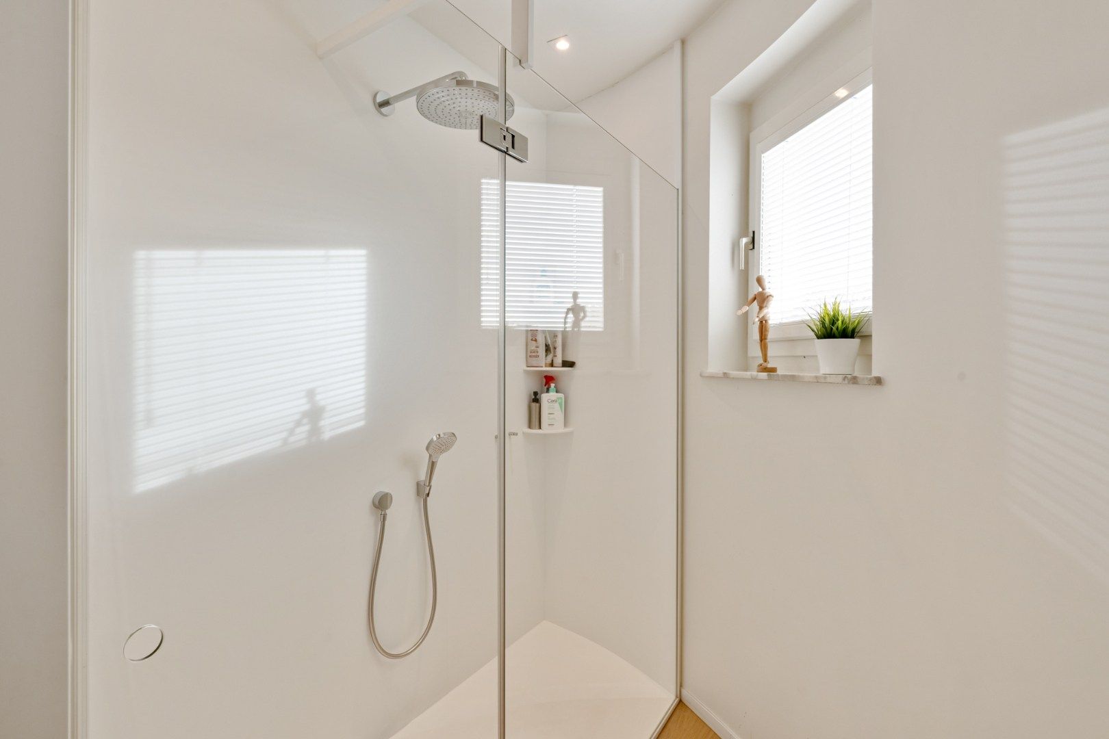 Verrassende villa met luchtig interieur en grote tuin foto 23