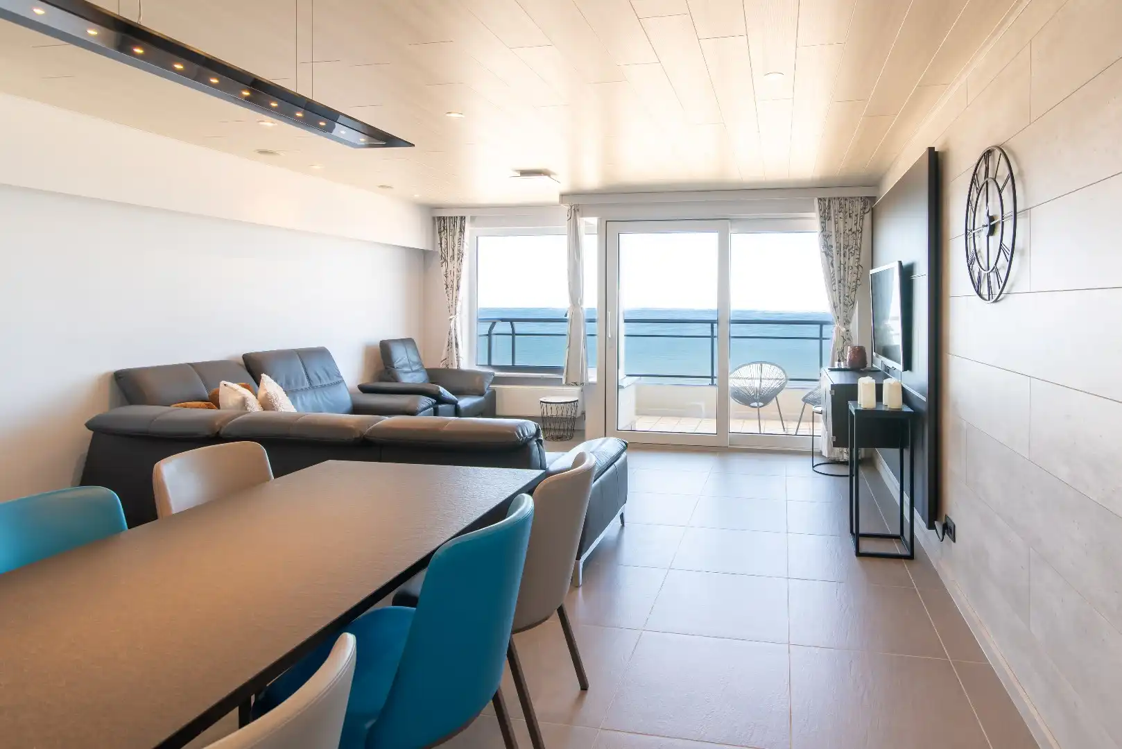 Modern 2 slaapkamer appartement met zeezicht aan de kust foto {{pictureIndex}}