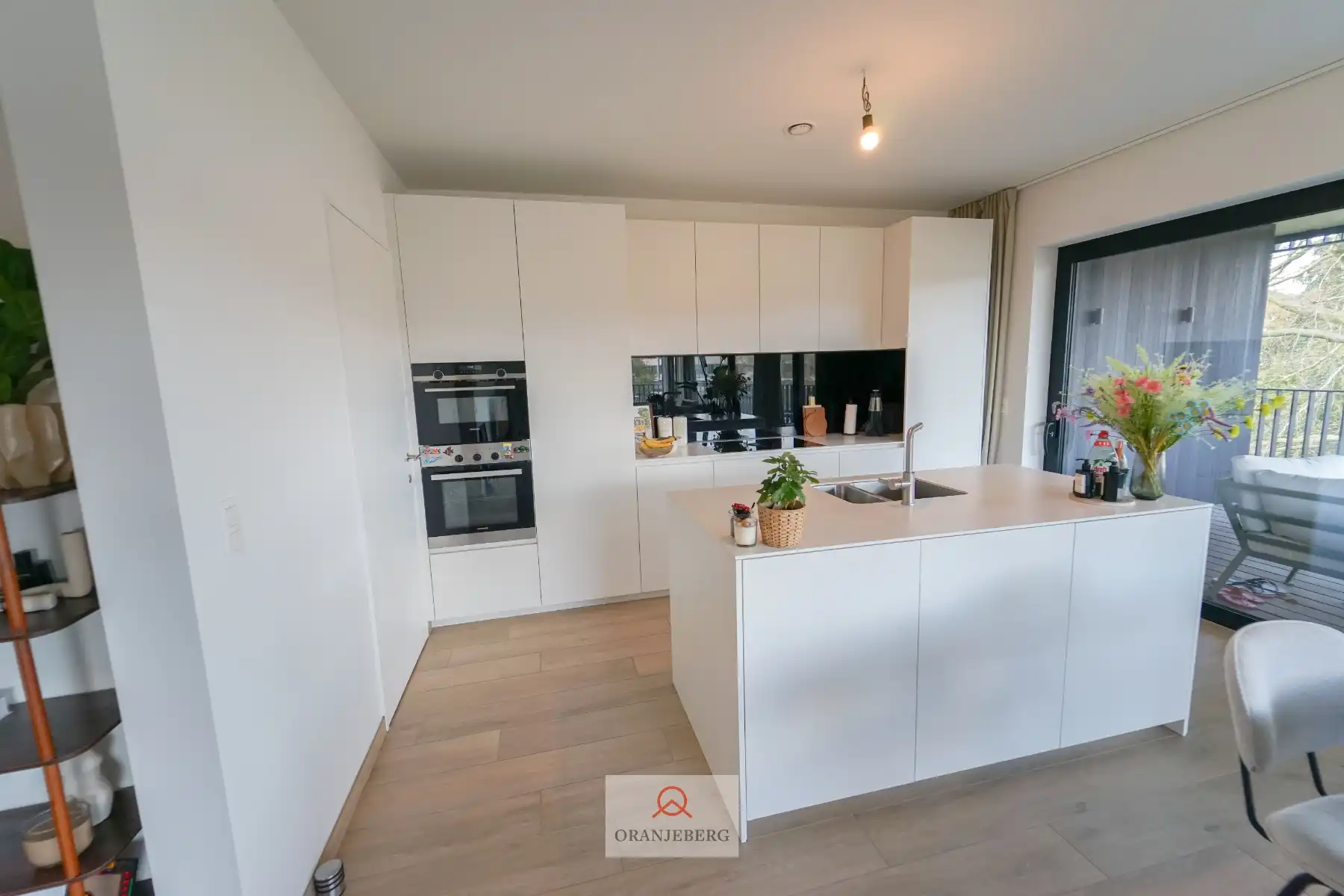 Modern appartement met staanplaats in groene parktuin foto 7