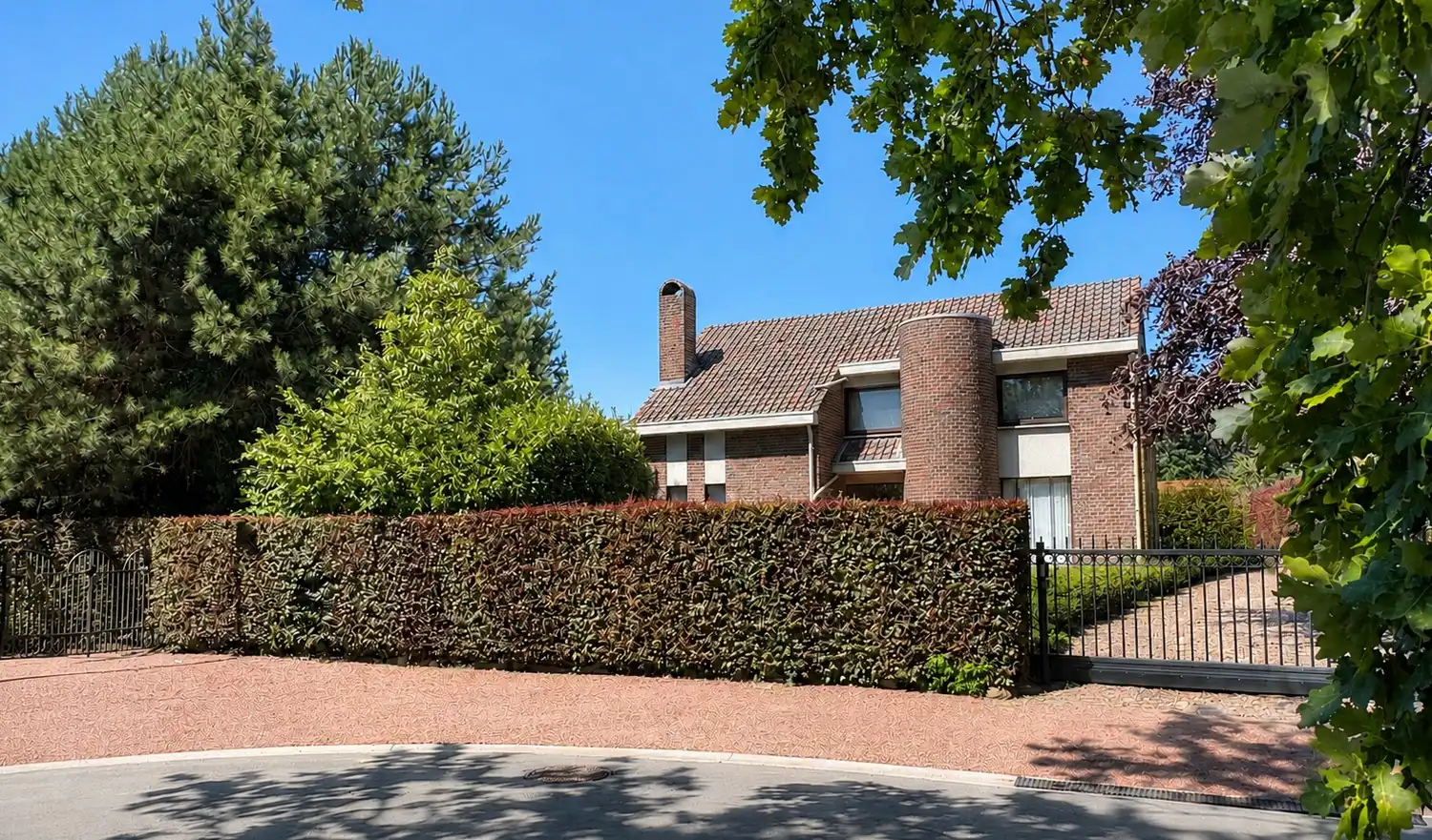 Royale gezinswoning met 4 slaapkamers op toplocatie, inclusief naastliggend perceel grond foto {{pictureIndex}}
