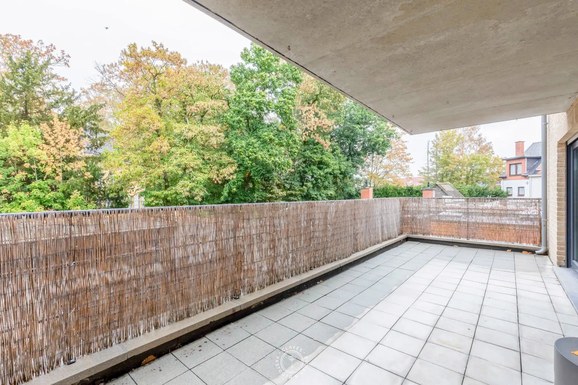 Verzorgd 2 slaapkamer appartement met ruim terras en autostaanplaats foto 6