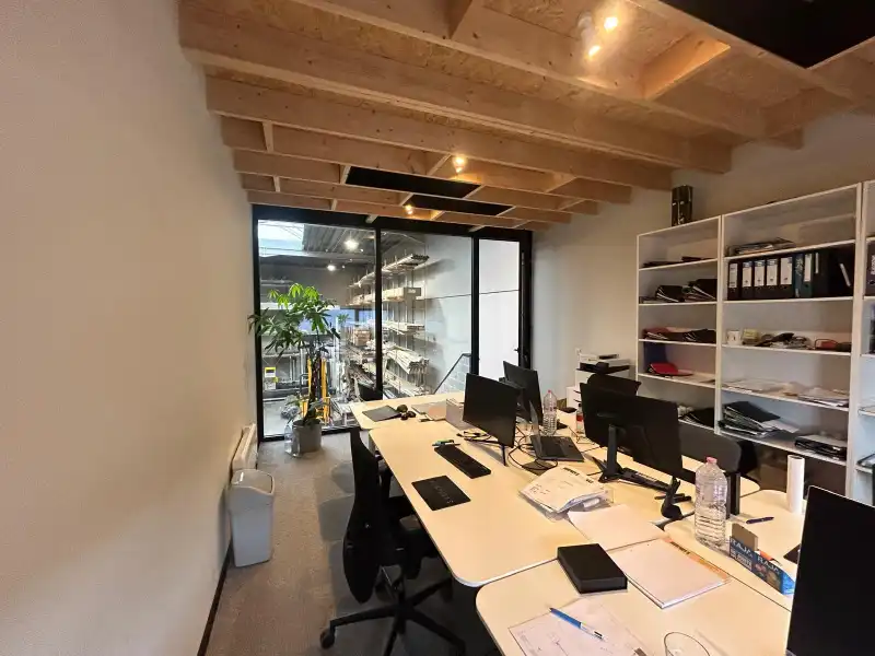 KMO-unit van 253 m² met kantoor en parking – topligging!! foto 9