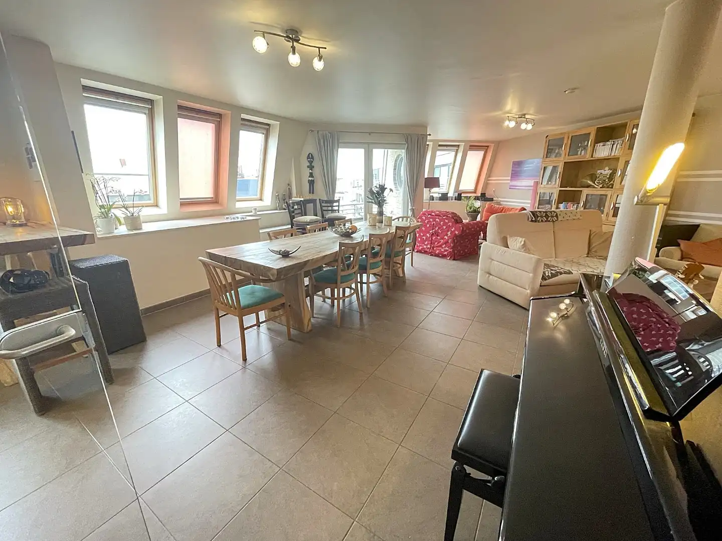 Zeer ruim en recent duplex appartement in het hart van Wenduine (137 m² – EPC: C – bouwjaar 2005) foto 3