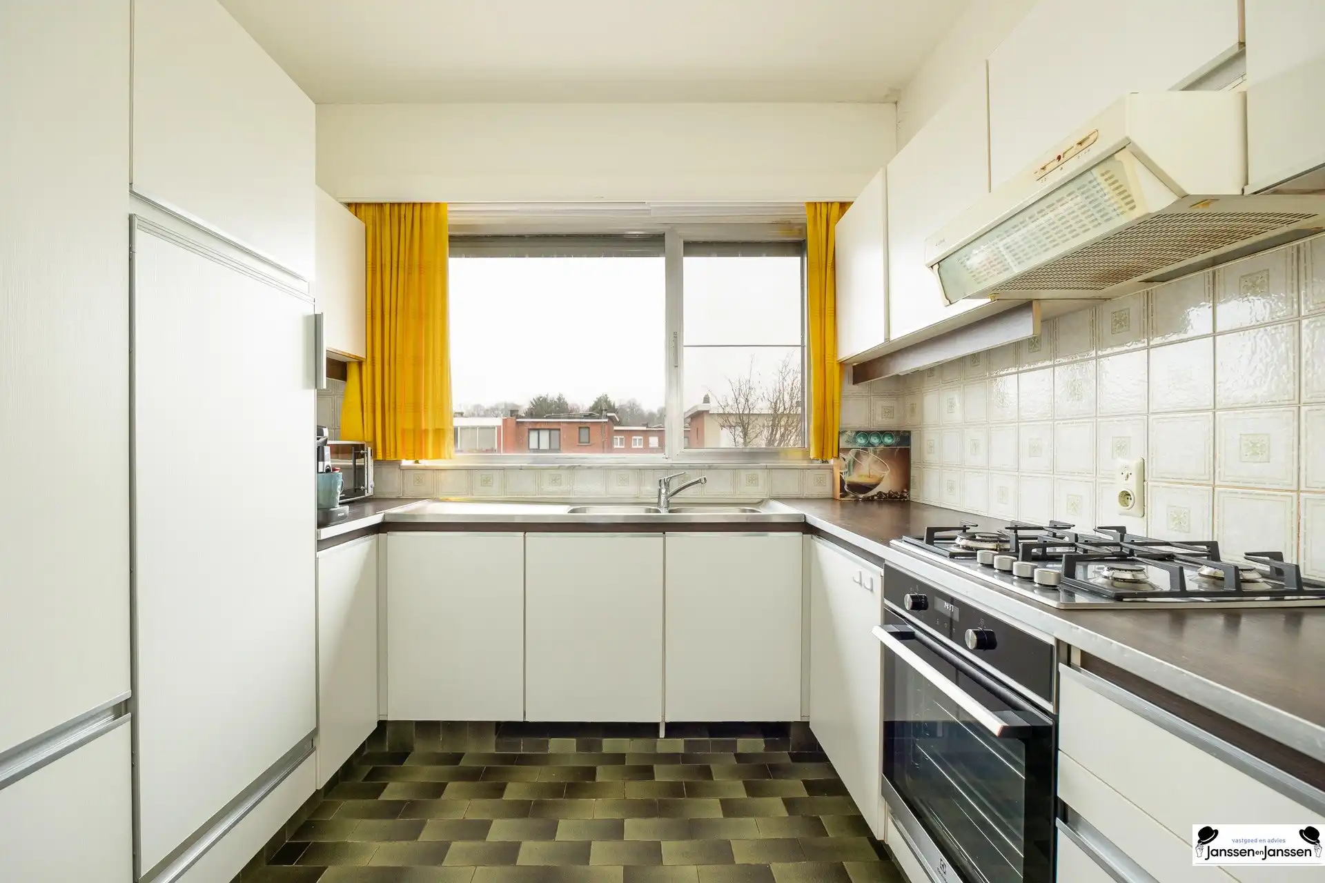 Lichtrijke gezinswoning met tuin in een rustige wijk! foto 9