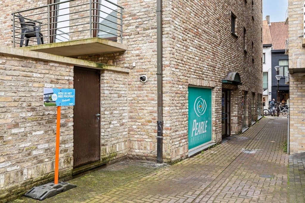 VEURNE: Commercieel gelegen investeringspand, handelsgelijkvloers van ca 120m² met terras in dé winkelstraat in het historisch centrum van Veurne (verhuurd). foto 9