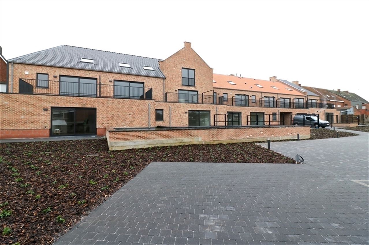 Gelijkvloers appartement met 2 slpk., terras en autostaanplaats foto {{pictureIndex}}