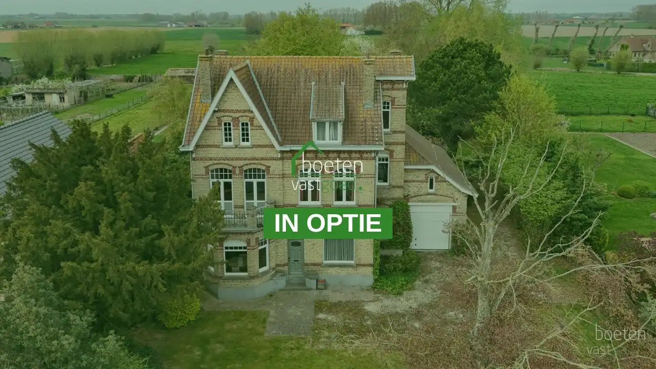 Hoofdfoto van de publicatie: ALVERINGEM: Karaktervolle herenwoning uit het interbellum (jaren 30) met authentieke geveldetails en een warm landelijk interieur op 3.253 m² totale grondopp.
