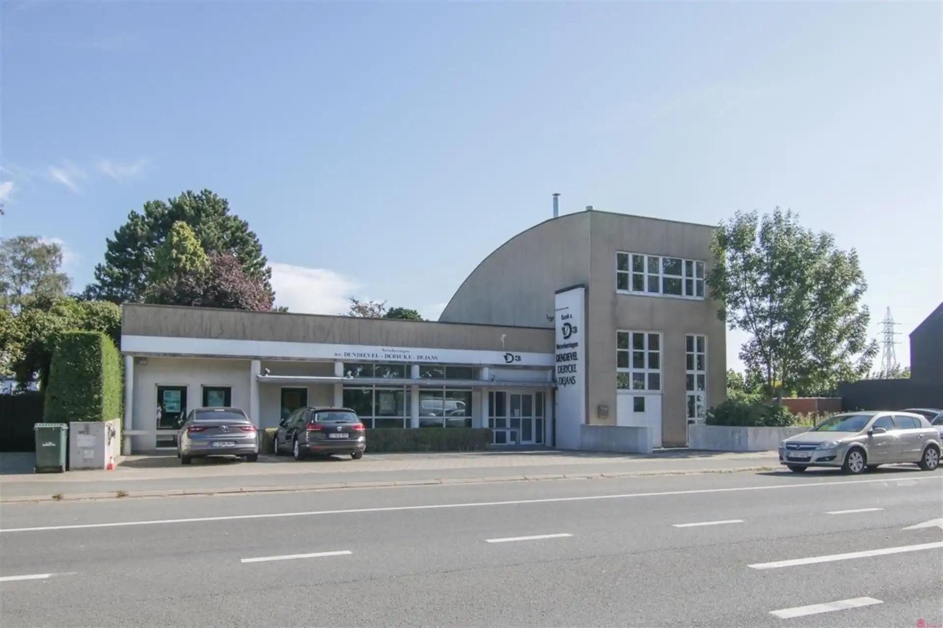 handelseigendom met woonst langs drukke invalsweg foto 23