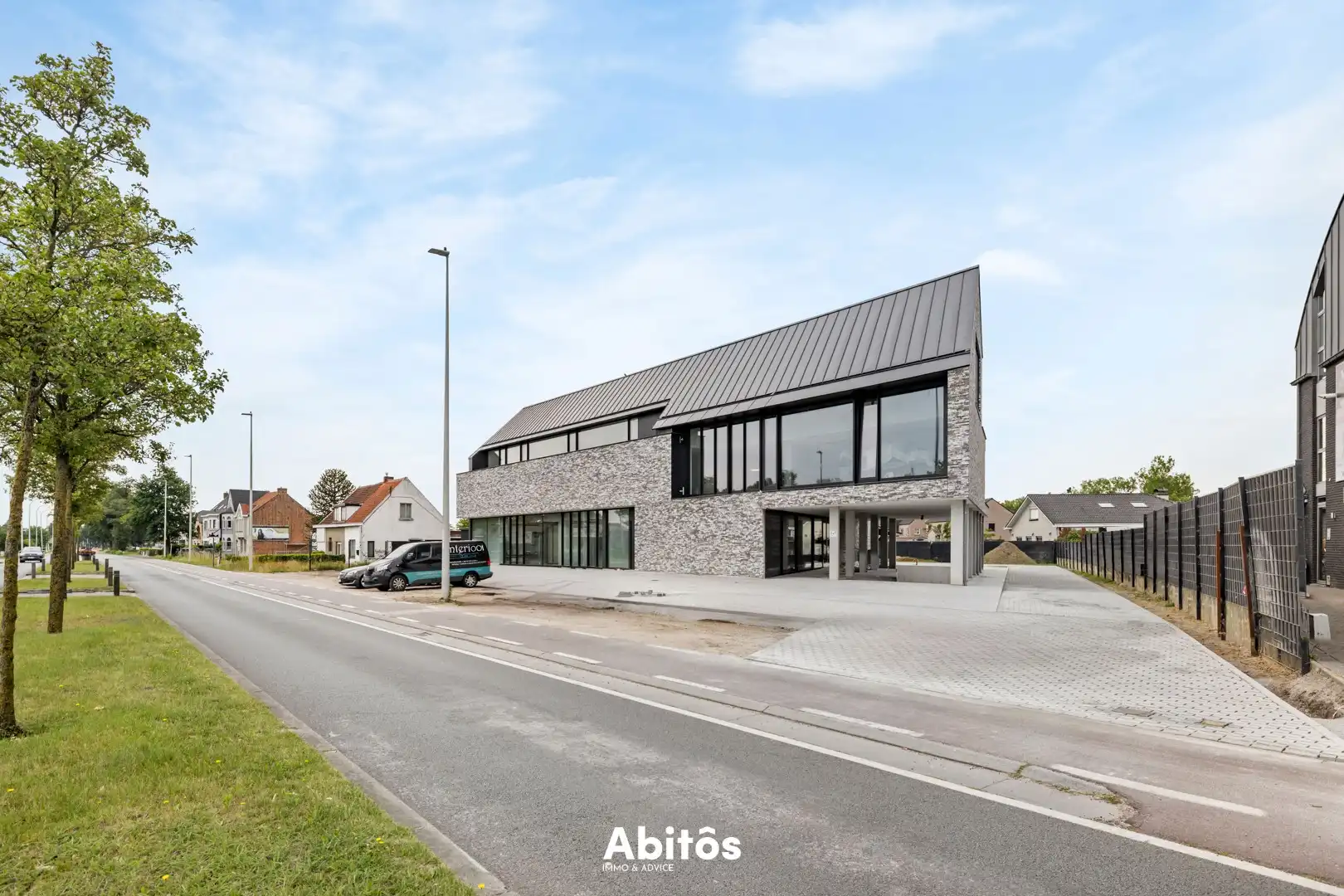 Commerciële ruimte met uitstekende visibiliteit en bereikbaarheid foto {{pictureIndex}}