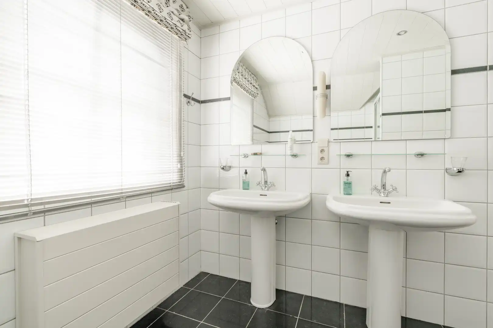 Charmante & sfeervolle, instapklare, energiecorrecte (EPC B) villa-landhuis met 5 slaapkamers, 3 badkamers, bureau én dubbele garage. foto 45