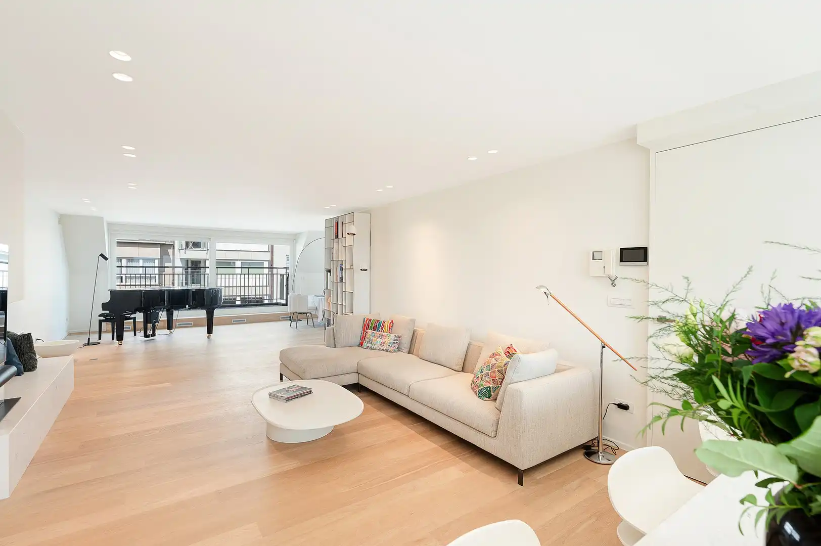 Sublieme zonnige penthouse met ruime terrassen en zijdelings zeezicht. foto 14