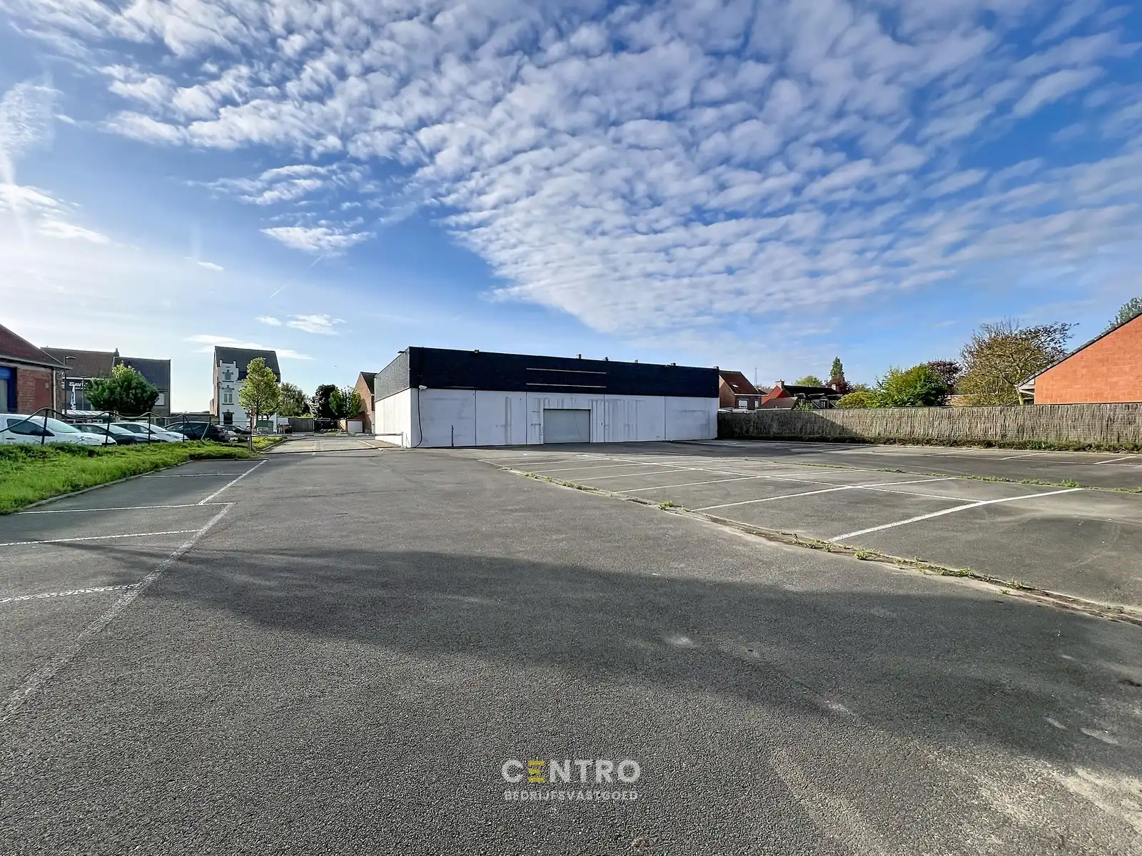 Multifunctioneel bedrijfspand (binnenrecreatie, toonzaal, winkel, opslag,...) van 782m² met 40 parkeerplaatsen op eigen terrein te Bavikhove (Harelbeke). foto 6