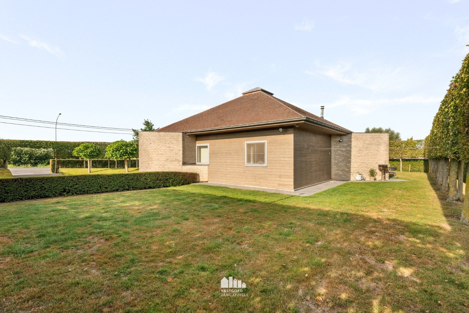 Goed onderhouden villa met grote tuin en twee garages op centrale ligging.   foto 26