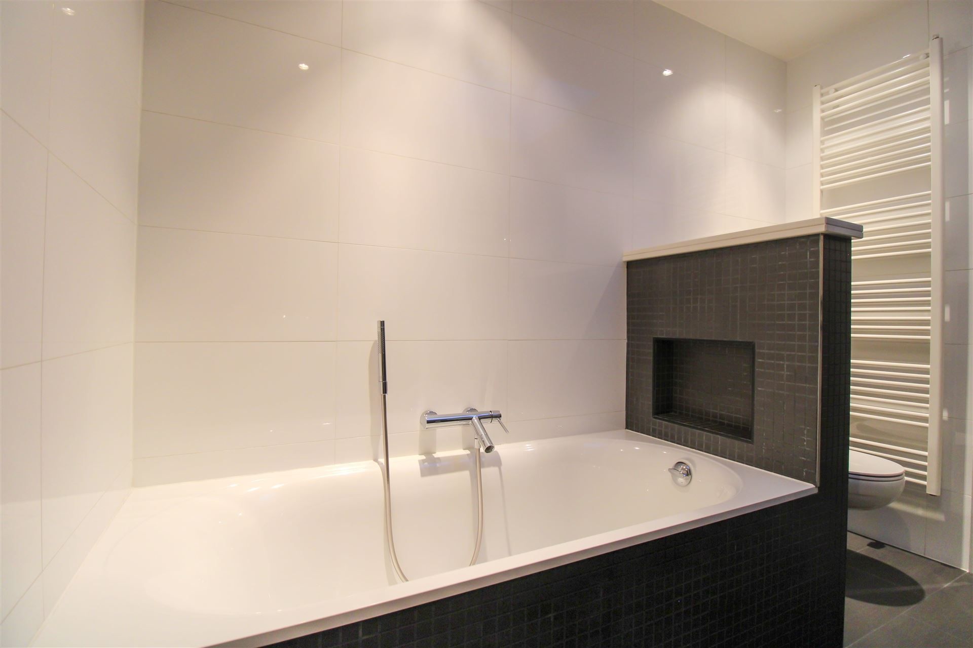 Instapklaar duplexappartement met terras, twee slaapkamers, twee parkeerplaatsen en ruime kelderberging te Maasmechelen! foto 11