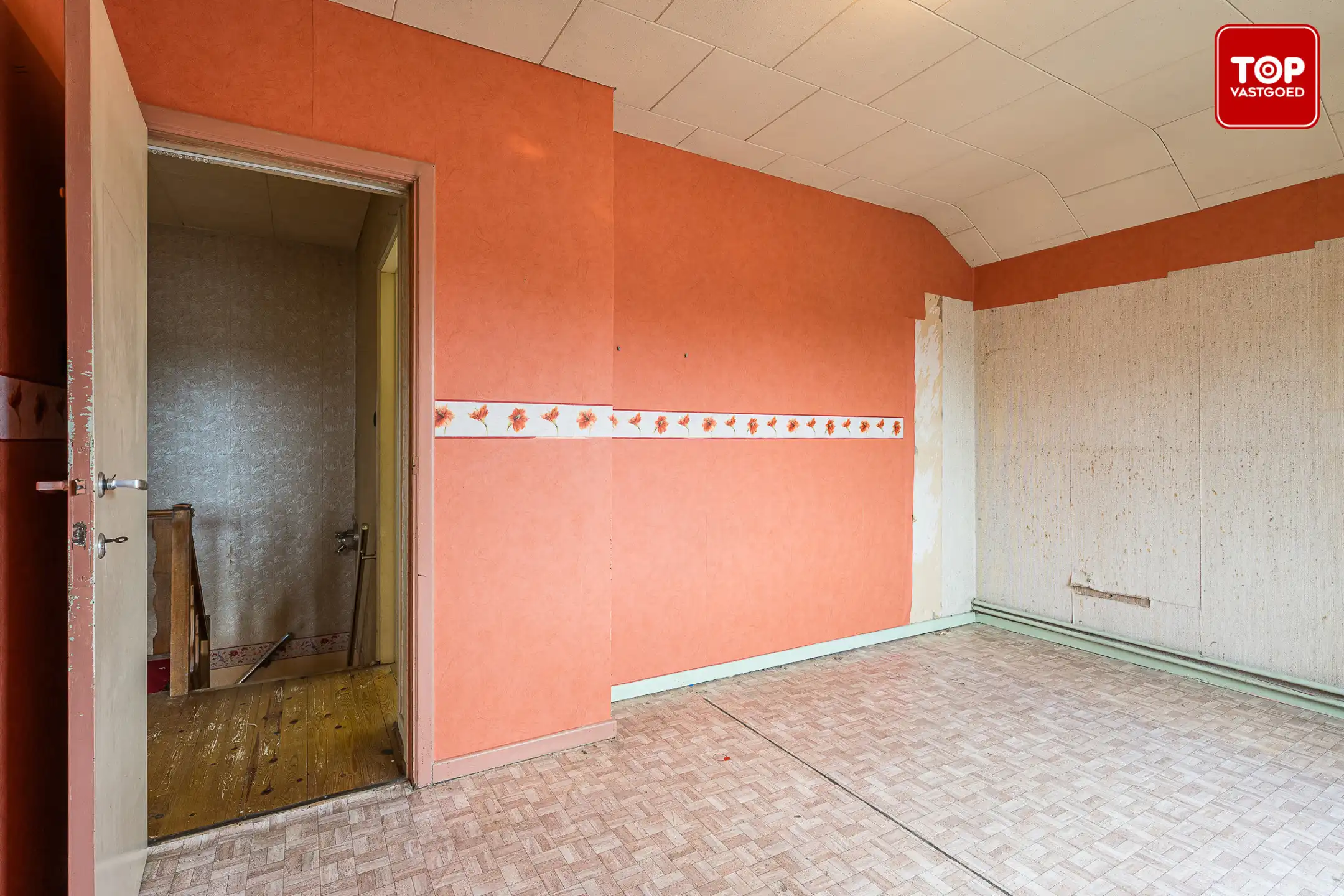 Op te frissen half open bebouwing met 3 slaapkamers, tuin en garage.  foto 17
