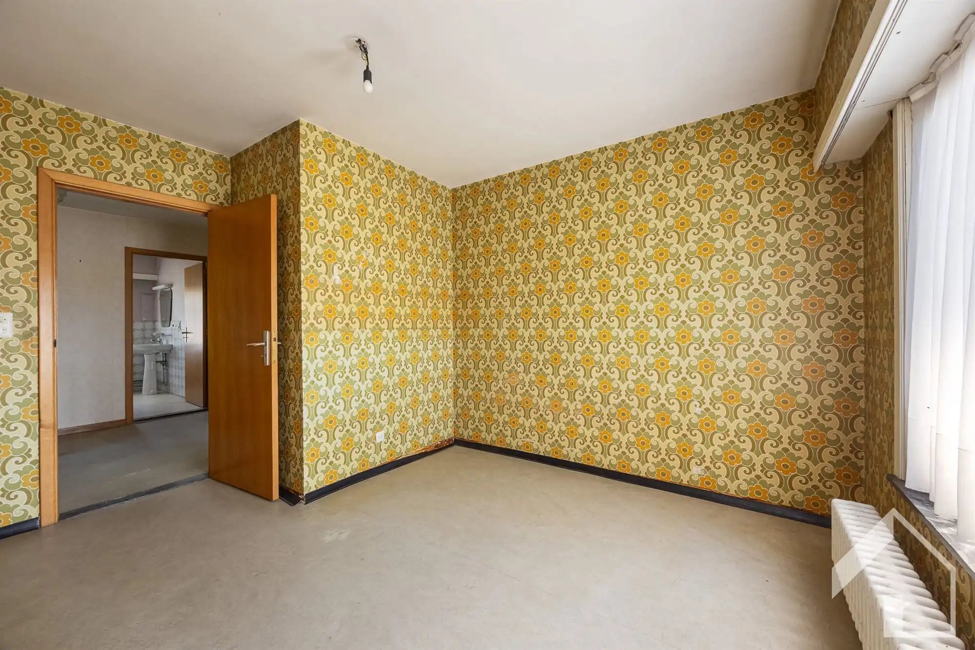 Ruime te renoveren gezinswoning met veel potentieel foto 36