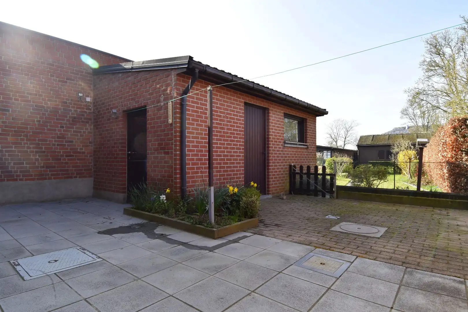 Woning op hoekperceel met 3 slaapkamers, garage en zalige tuin te koop in Gullegem foto 12