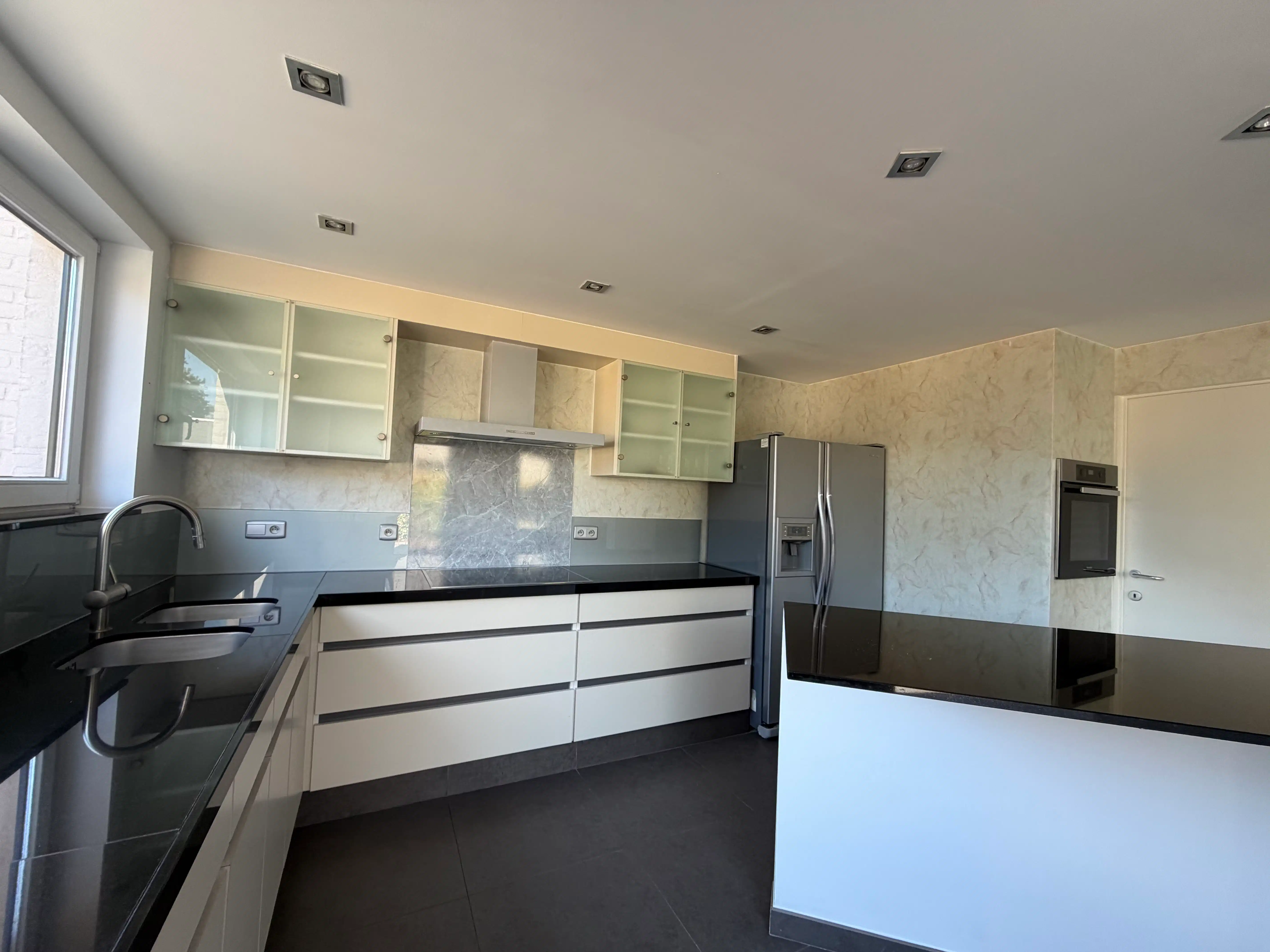 Halfopen woning met 3 slaapkamers, tuin en carport foto 6