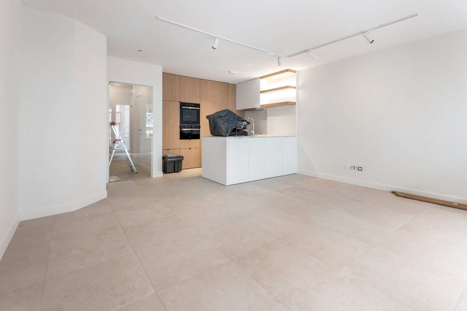 Prachtig gerenoveerd appartement met 2 slpk. gelegen in een rustige zijstraat van de Zeedijk ter hoogte van het Driehoeksplein. Garage mogelijk. foto 2