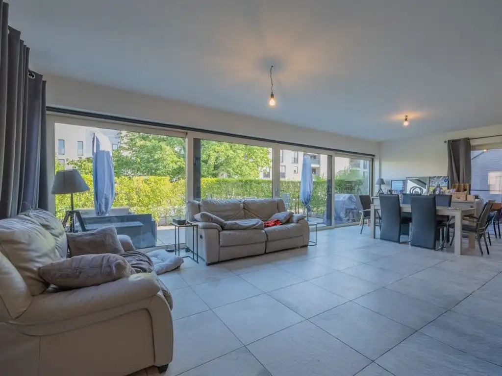 Modern gelijkvloers appartement met ruim terras en private tuin foto 6