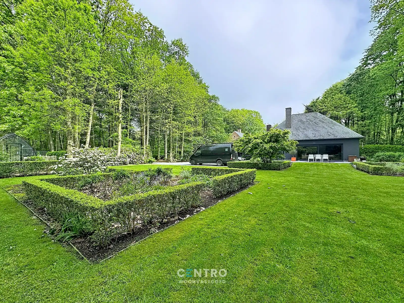 Exclusieve WONING op een mooi perceel van 3.420m² te koop in het bos (woonpark) te Hertsberge. Thuiskomen in een oase van rust! foto 2