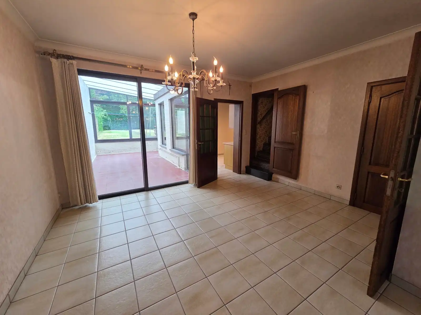 Goedgelegen woning met garage en mooie tuin foto 5