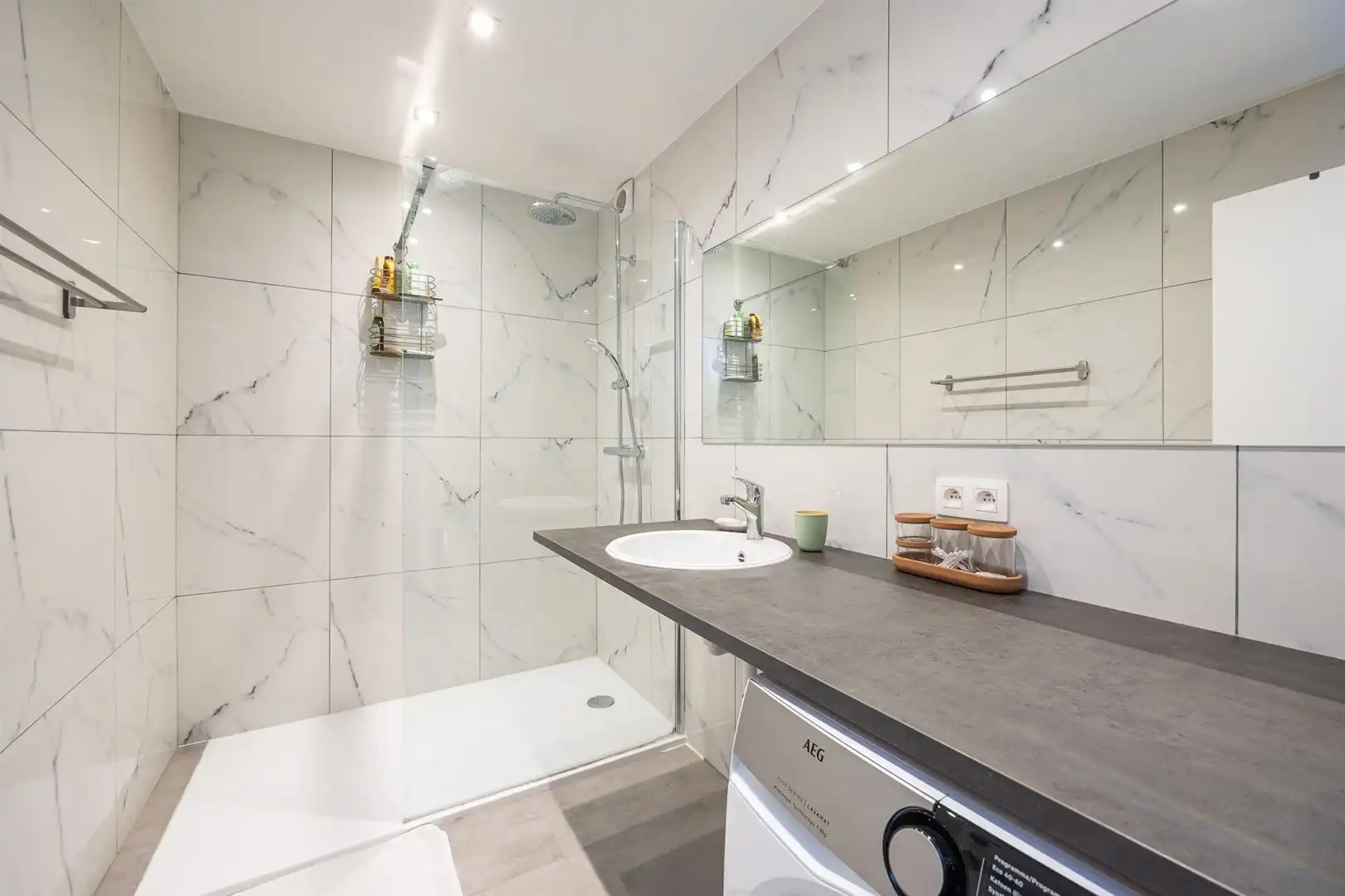 Lichtrijk twee slaapkamer appartement met autostaanplaats foto 8