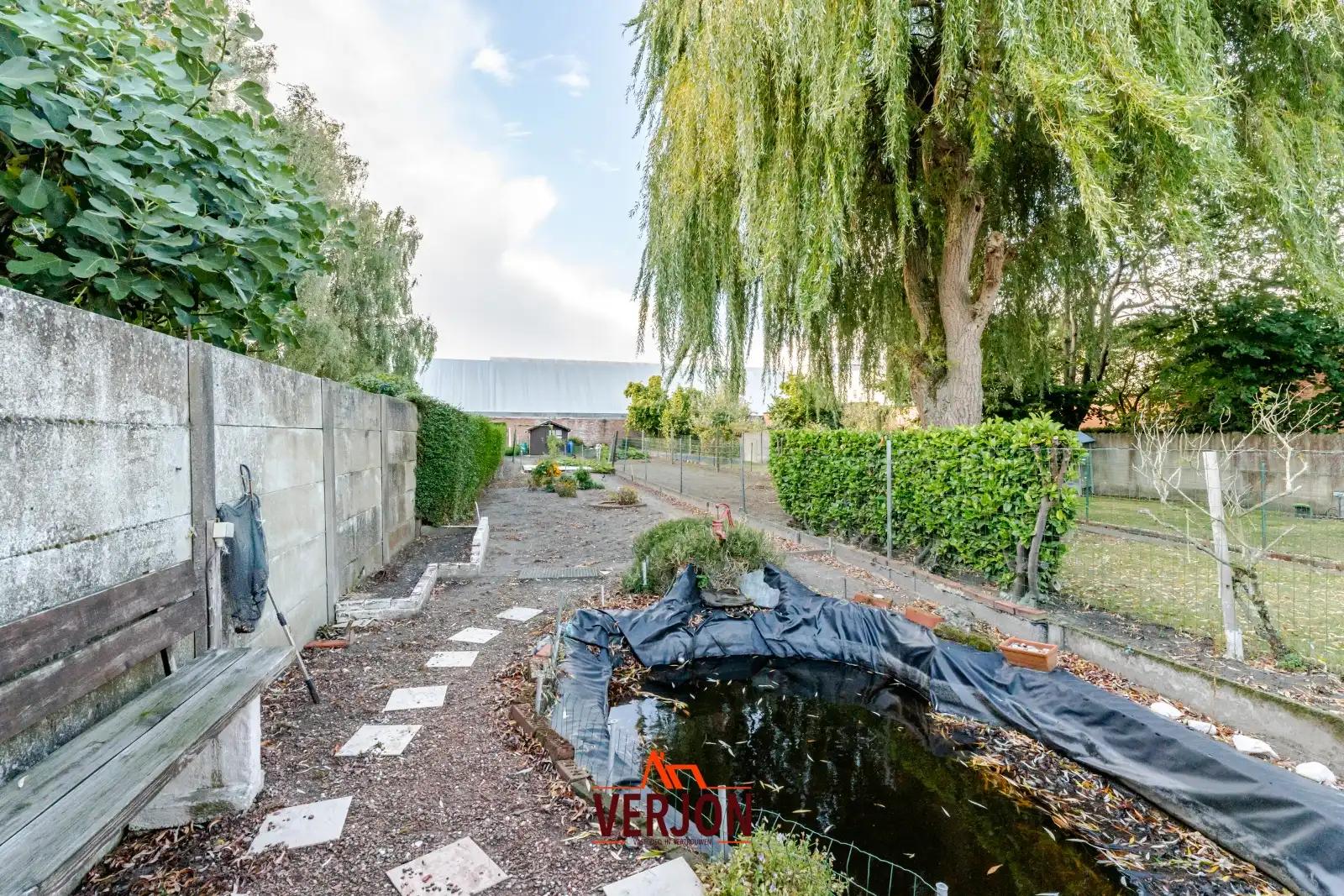 Hoofdfoto van de publicatie: Charmante woning met ruime tuin te koop op het dorpsplein in Kachtem!