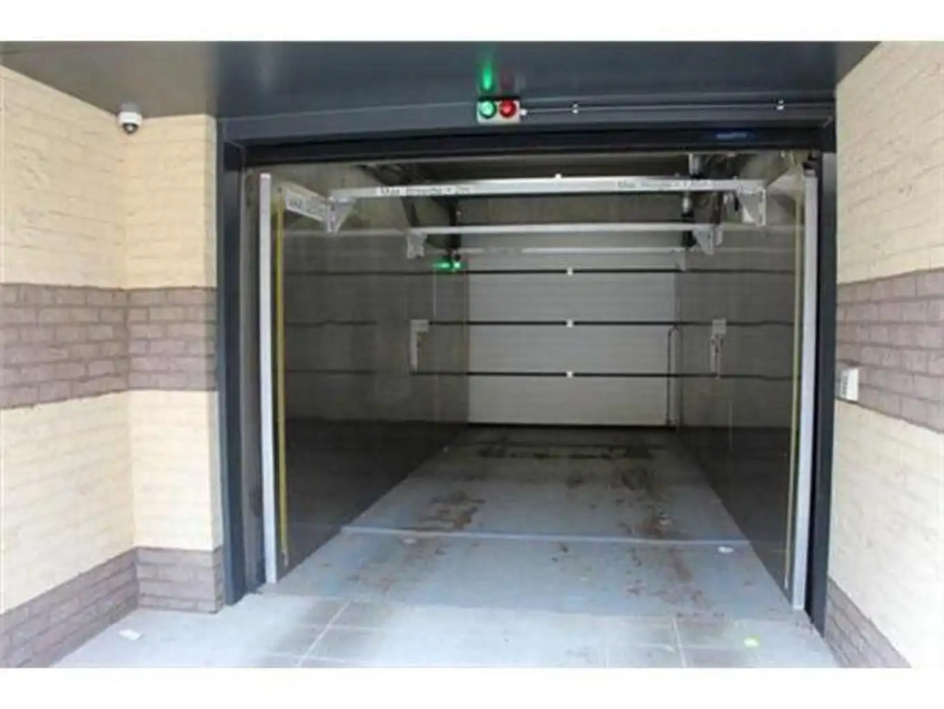 Te koop:garage/parkeerplaats met autolift te Middelkerke foto {{pictureIndex}}