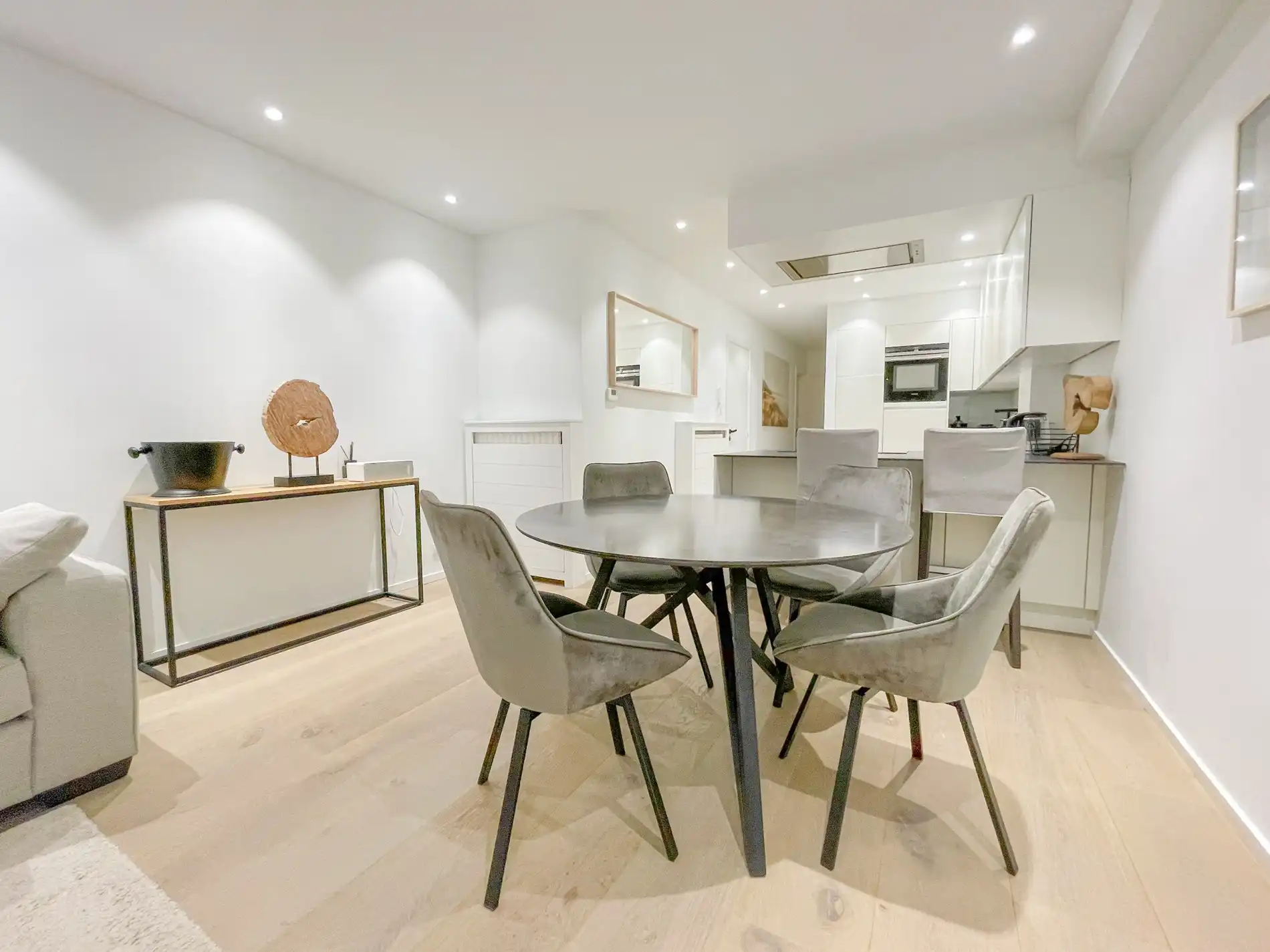 Stijlvol gerenoveerd appartement gelegen op een boogscheut van de zee. foto 5