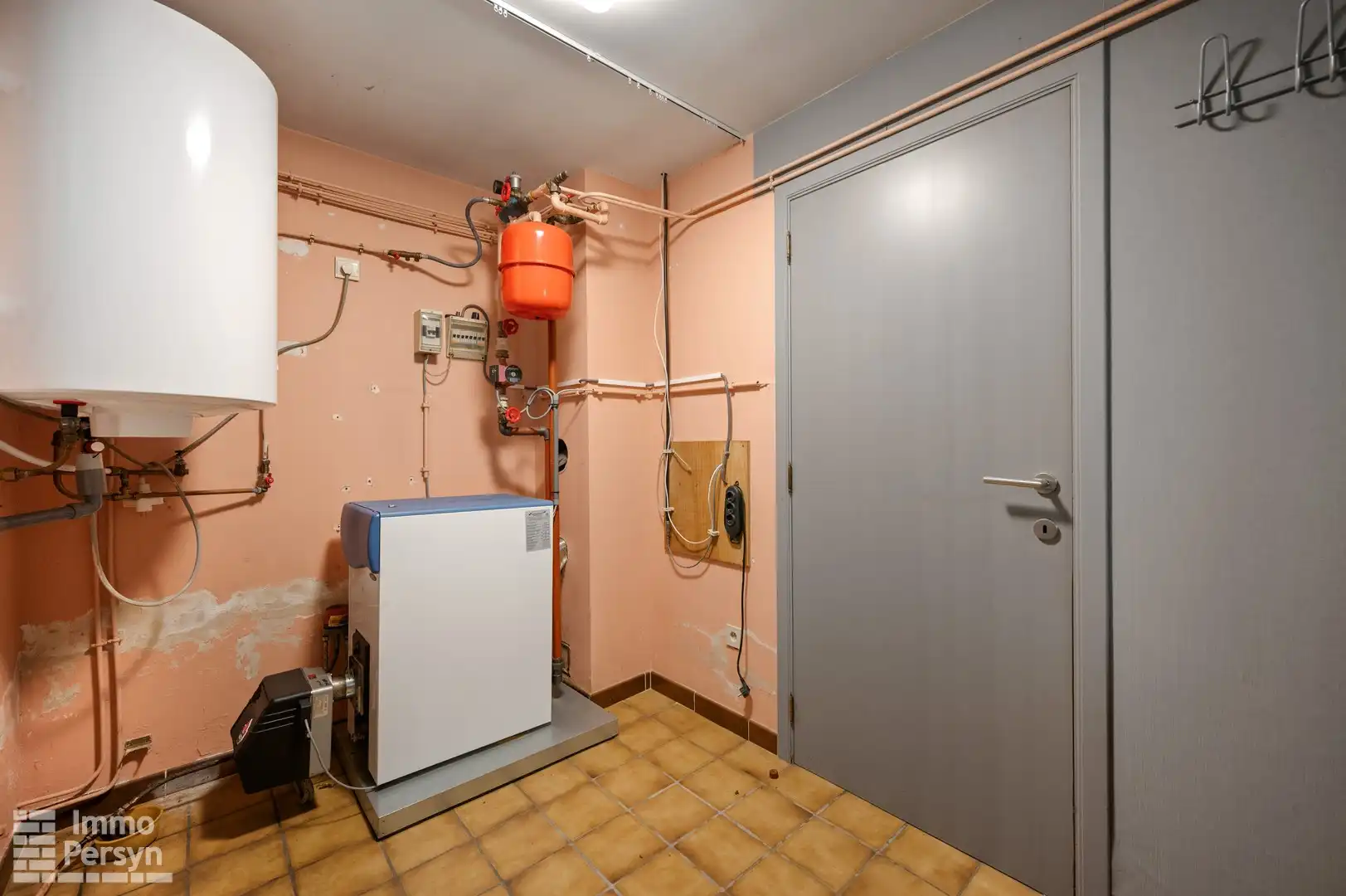 Vrijstaande bungalow met bijgebouw op een riant perceel foto 35