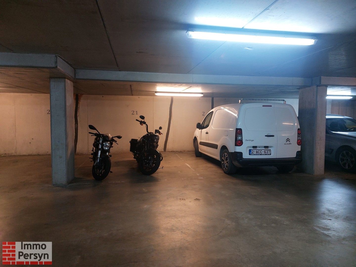 Autostaanplaats in ondergrondse garage foto 2