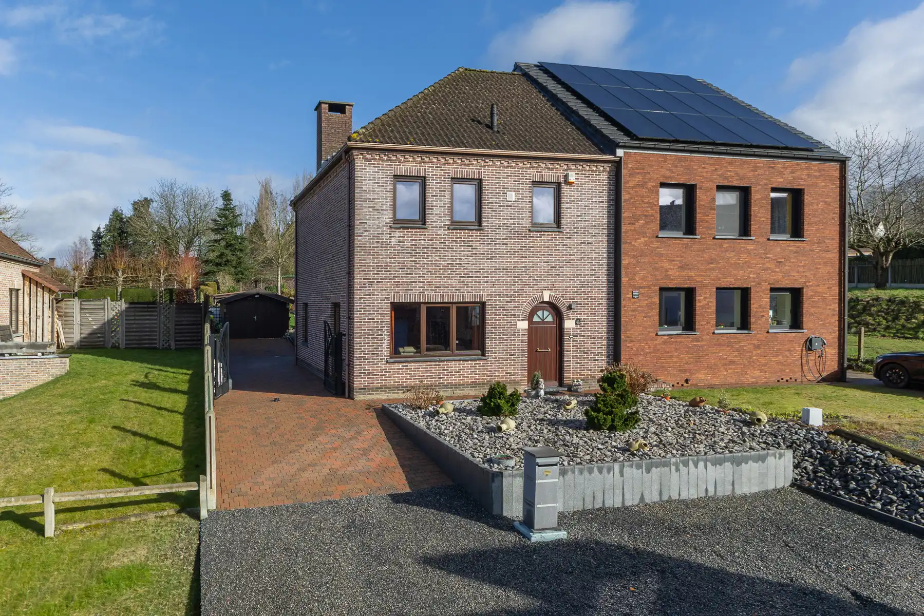 Goed onderhouden woning met prachtige tuin foto {{pictureIndex}}