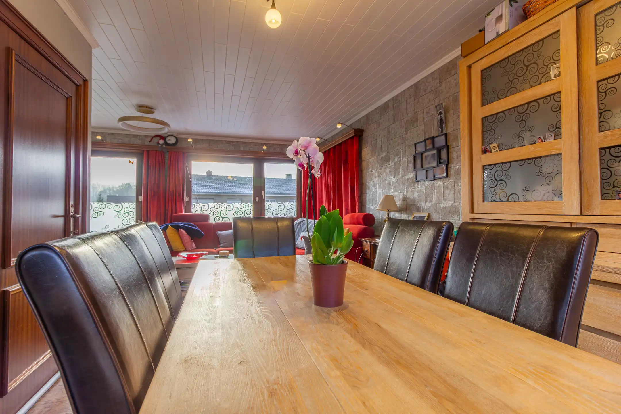 Een Solide Gezinswoning met Potentieel! foto 4