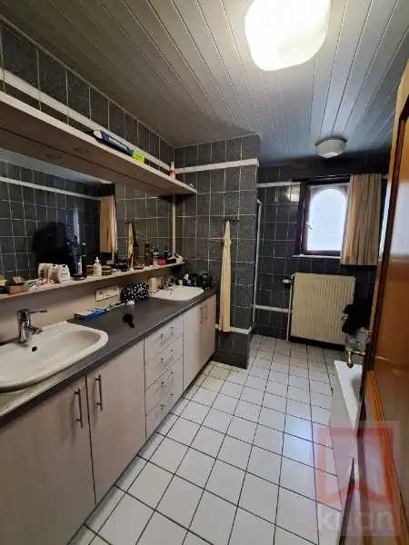 Grote ruime woning met 4 slaapkamers, tuin, garage en carport foto 3